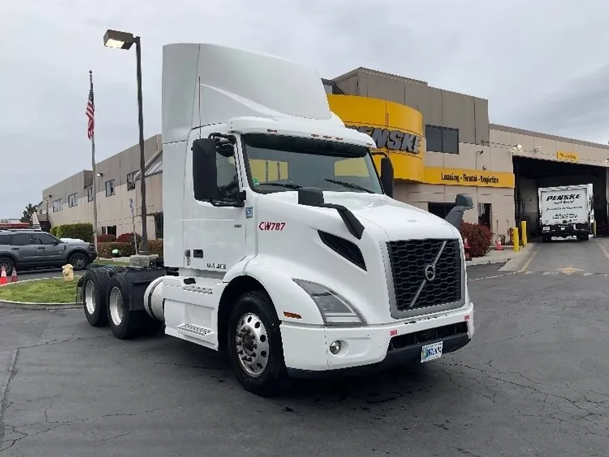 2020 Volvo Truck VNR photo 1