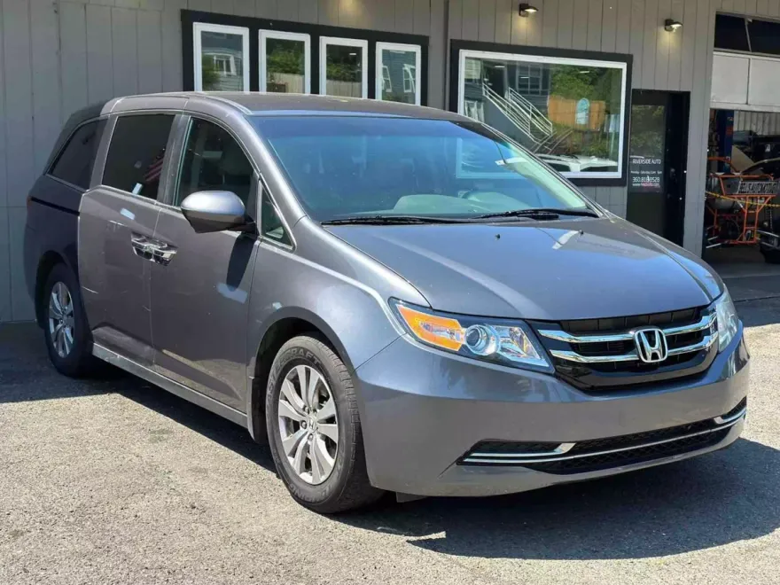 2016 Honda Odyssey SE photo 1