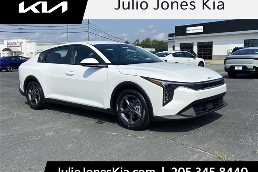 2025 Kia K4 LXS photo 1