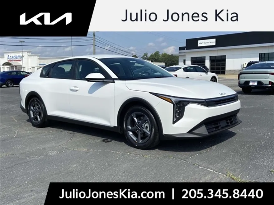 2025 Kia K4 LXS photo 1