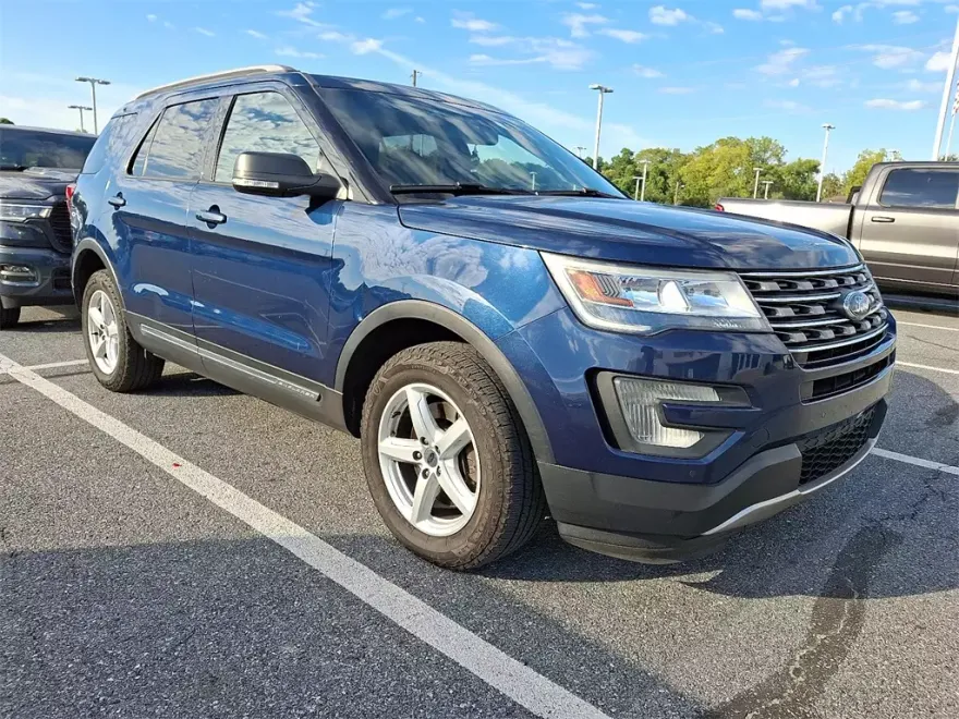 2017 Ford Explorer XLT photo 1