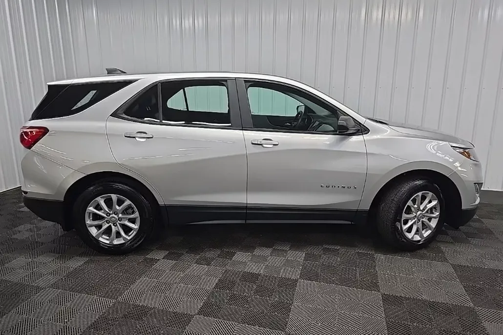 2021 Chevrolet Equinox LS photo 1