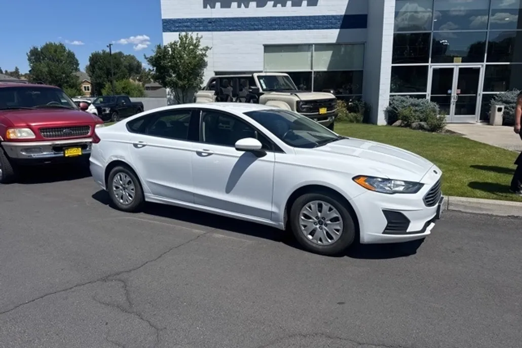 2019 Ford Fusion S photo 1