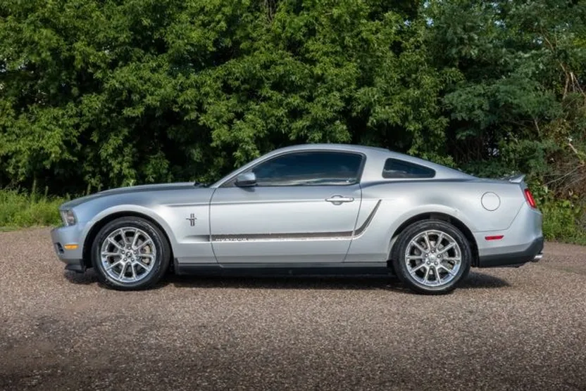 2011 Ford Mustang Premium V6 photo 1