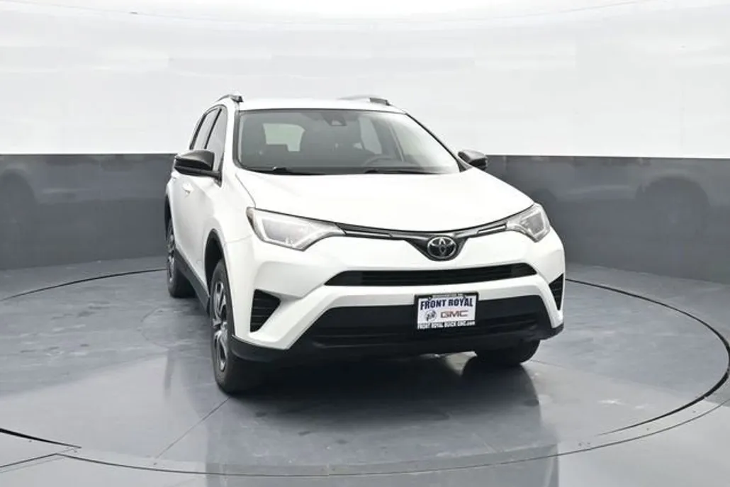 2018 Toyota RAV4 LE photo 1