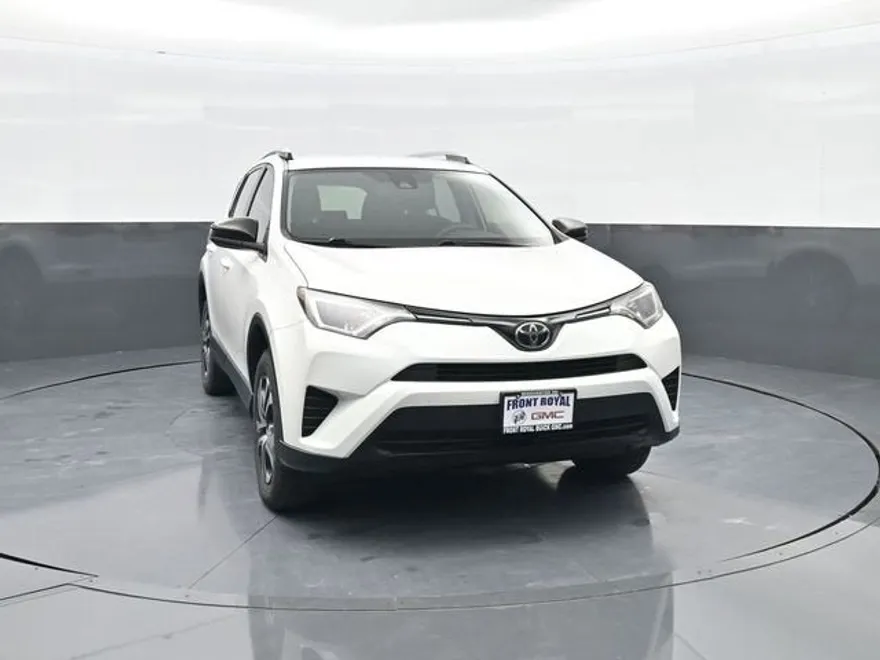 2018 Toyota RAV4 LE photo 1
