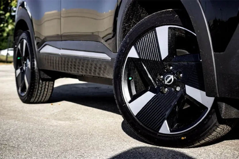 2025 Nissan Kicks SR photo 1