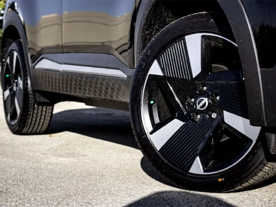 2025 Nissan Kicks SR photo 1