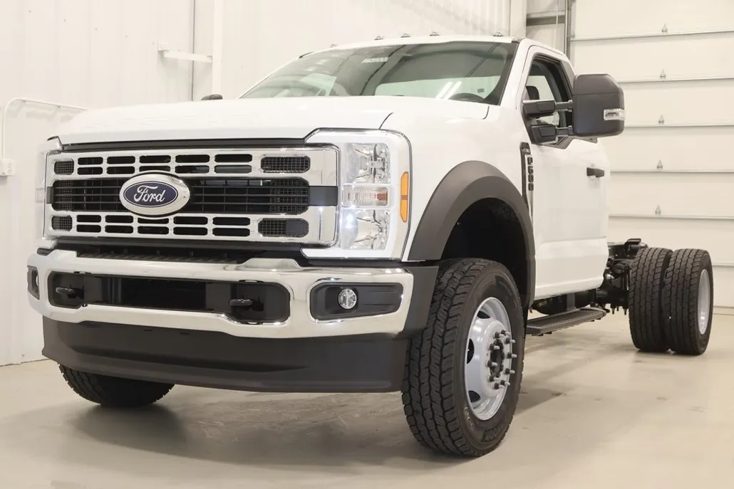 2025 Ford F-600 photo 1