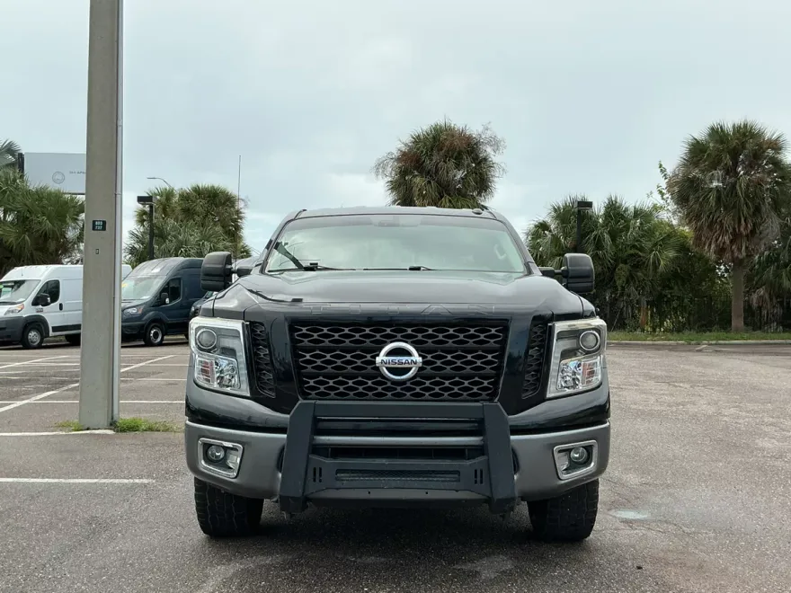 2017 Nissan Titan photo 1