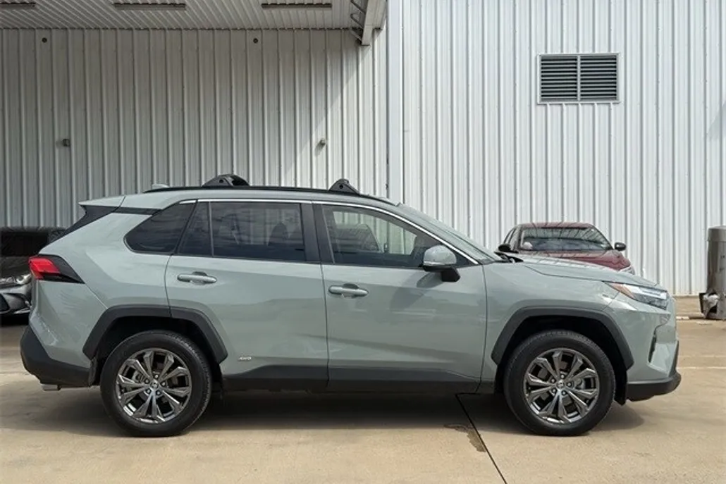 2022 Toyota RAV4 Hybrid XLE Premium photo 1