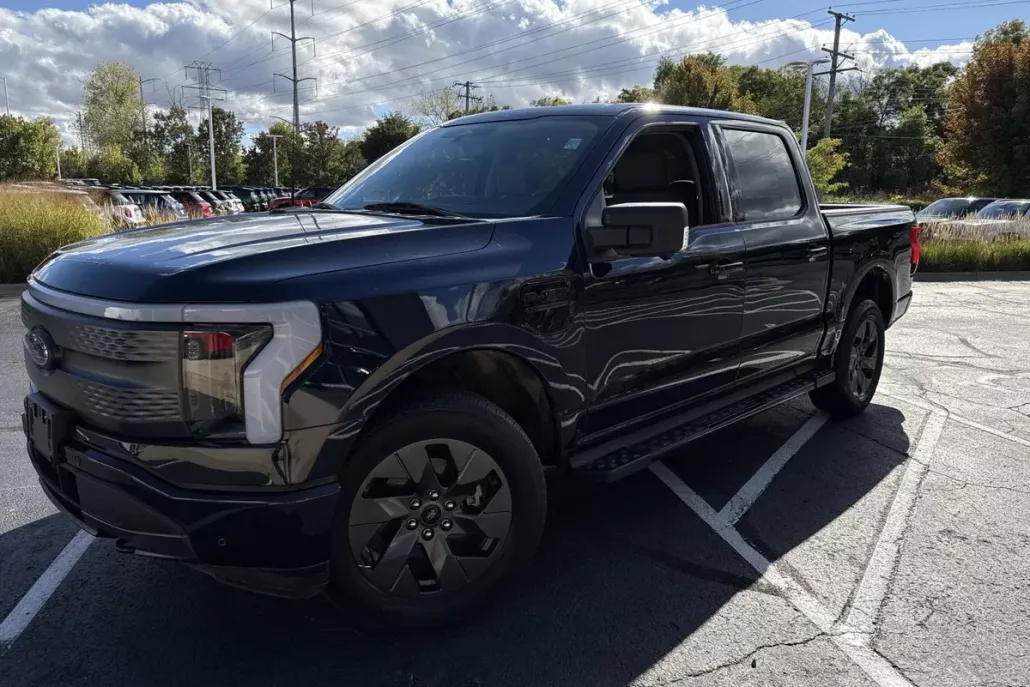 2022 Ford F-150 Lightning XLT photo 1