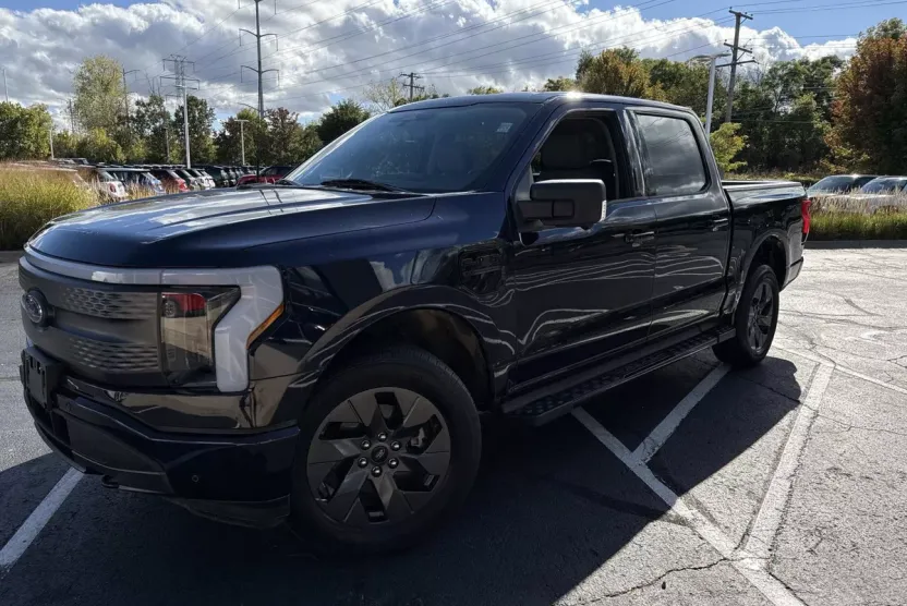 2022 Ford F-150 Lightning XLT photo 1