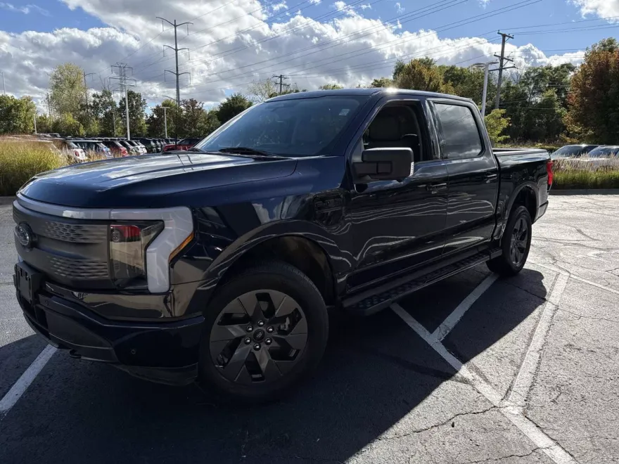 2022 Ford F-150 Lightning XLT photo 1
