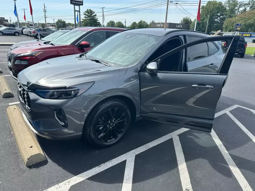 2023 Ford Escape ST-Line Elite photo 1