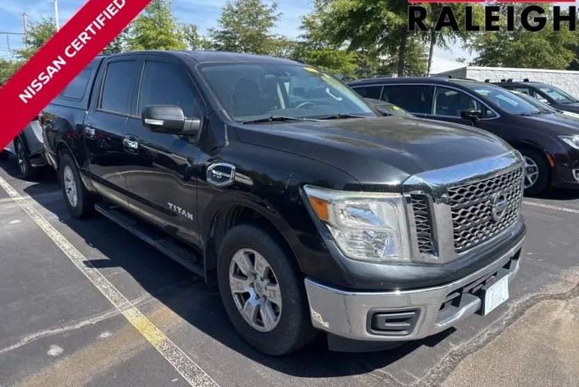 2017 Nissan Titan SV photo 1
