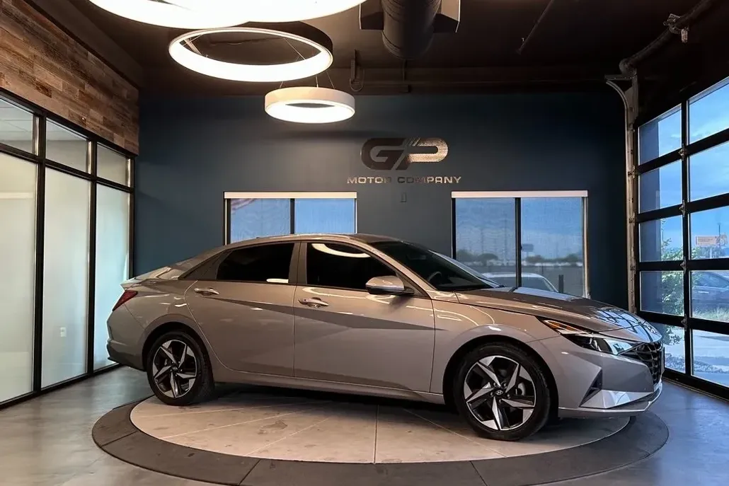 2023 Hyundai Elantra SEL photo 1