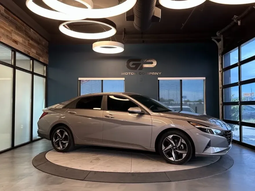 2023 Hyundai Elantra SEL photo 1
