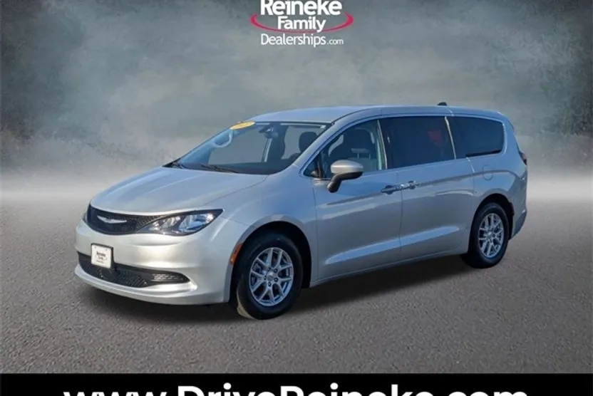 2022 Chrysler Voyager LX photo 1