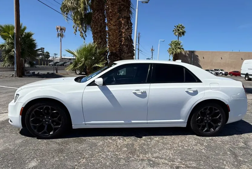 2020 Chrysler 300 photo 1