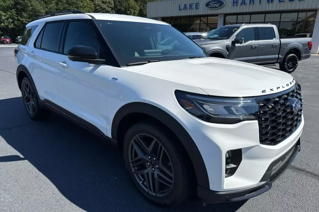 2025 Ford Explorer ST-Line photo 1