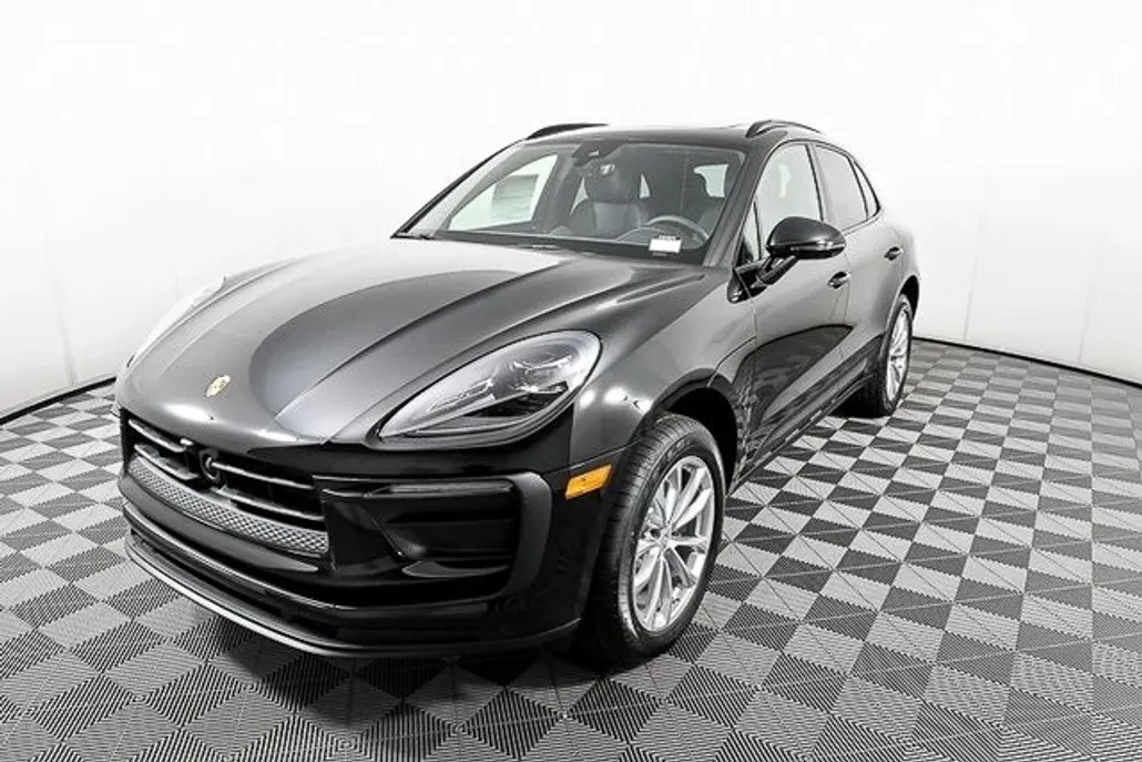 2025 Porsche Macan T photo 1