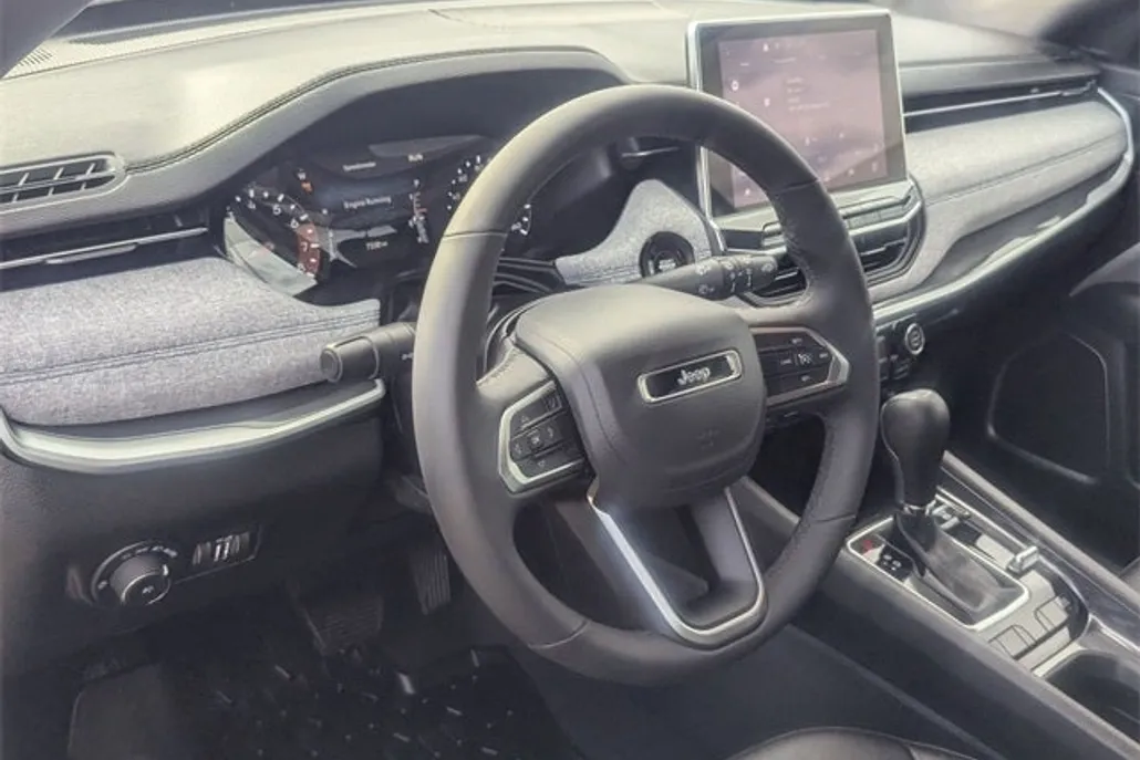 2024 Jeep Compass Latitude photo 1