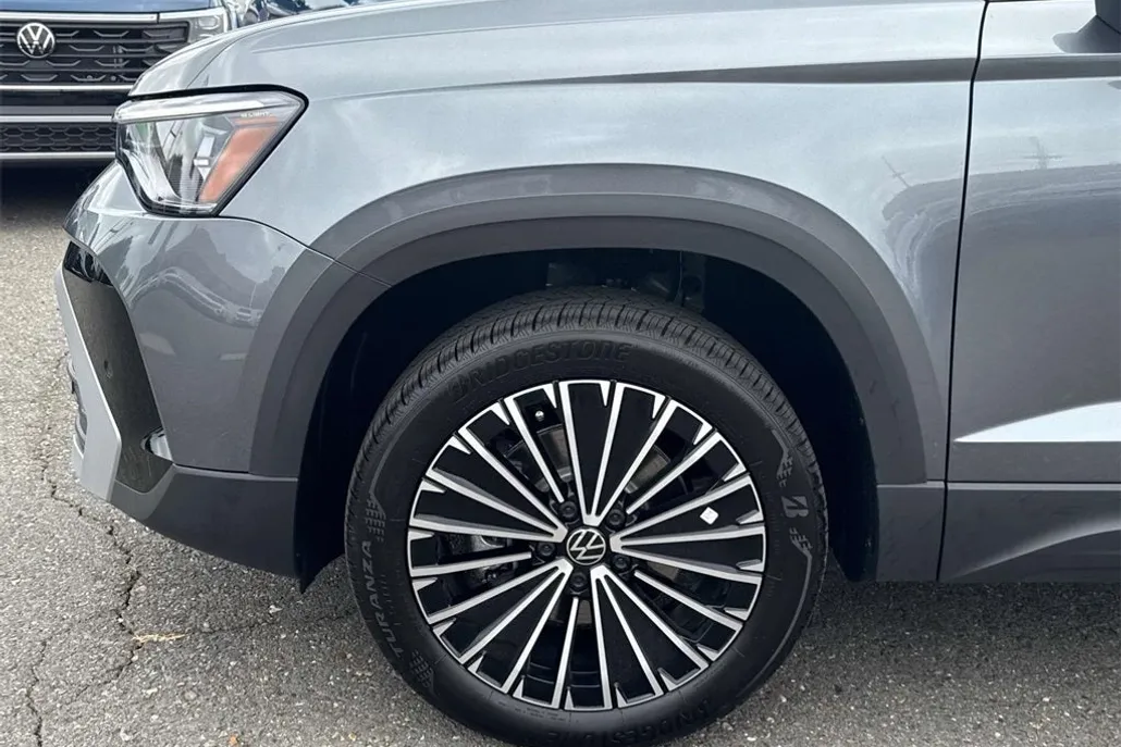 2025 Volkswagen Taos SE photo 1