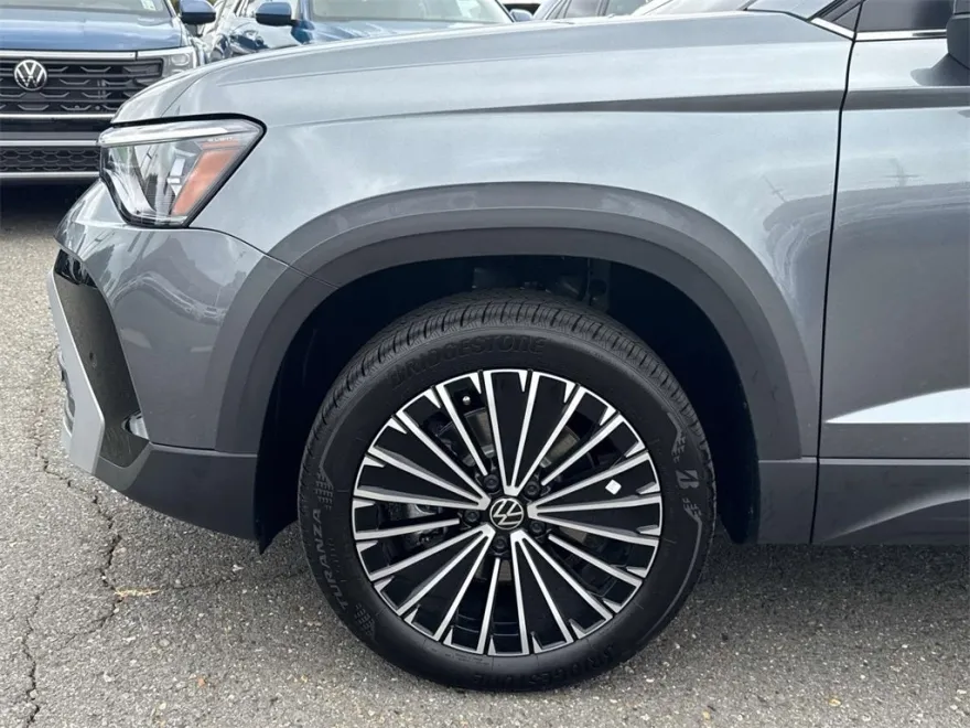 2025 Volkswagen Taos SE photo 1