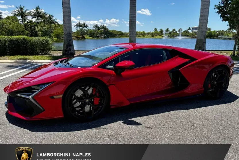 2025 Lamborghini Revuelto photo 1
