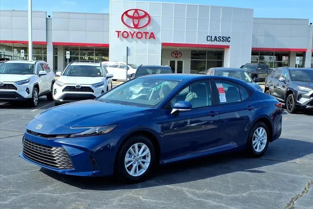 2025 Toyota Camry LE photo 1