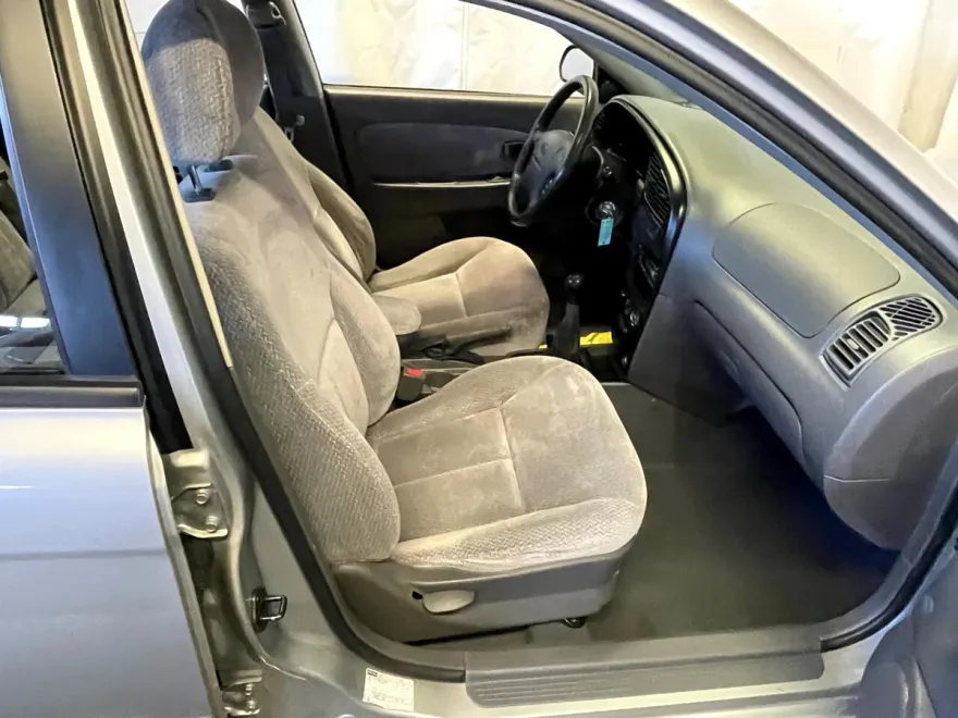 2004 Kia Spectra Base photo 12