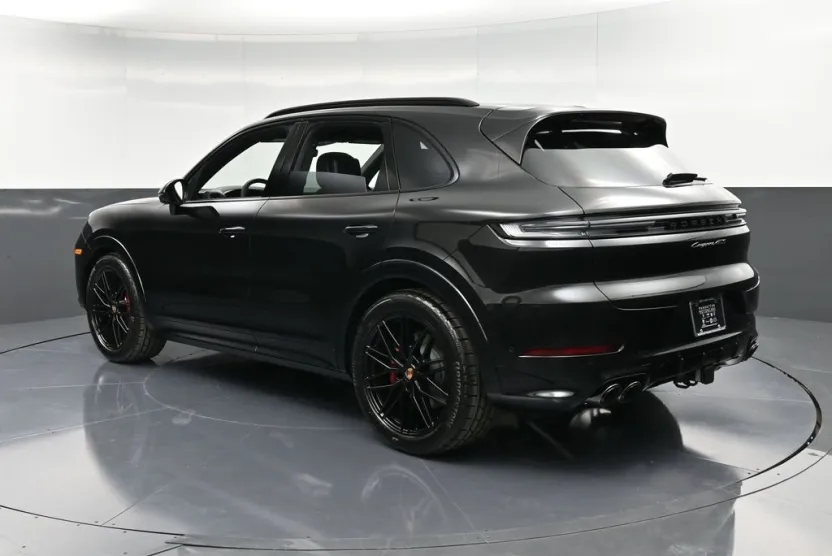 2026 Porsche Cayenne GTS photo 1