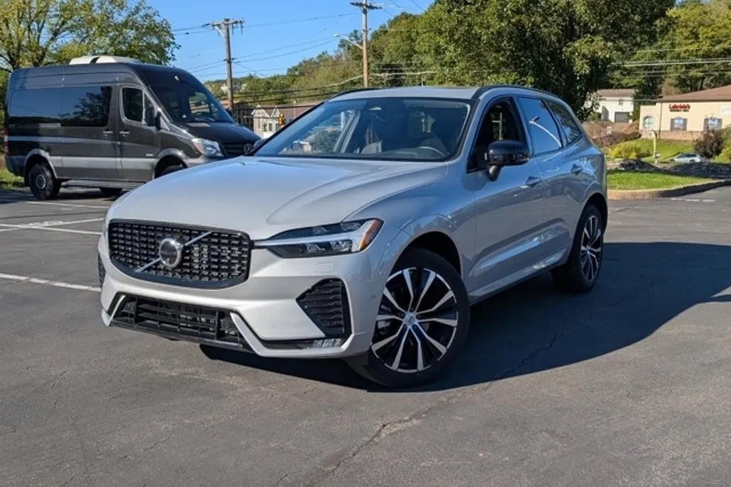 2025 Volvo XC60 B5 Plus photo 1