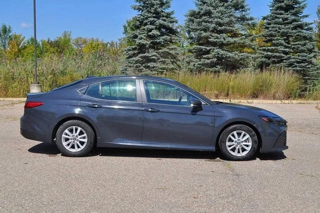 2025 Toyota Camry LE photo 1
