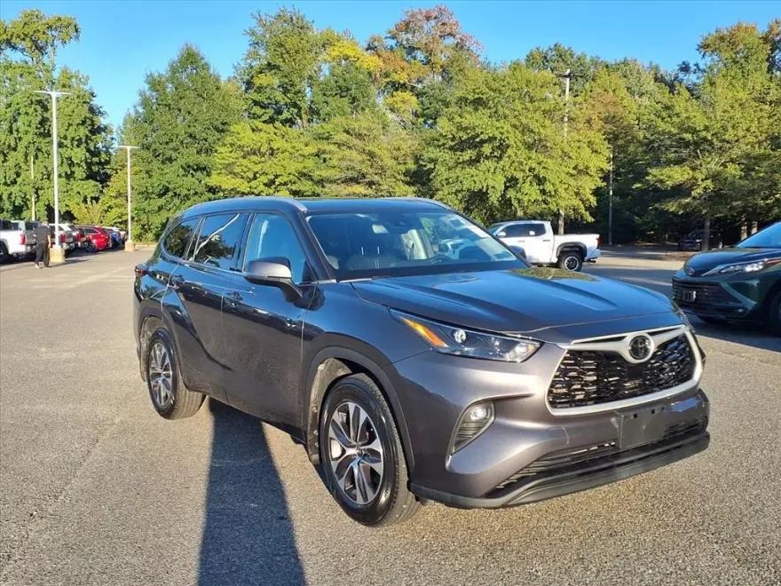 2022 Toyota Highlander XLE photo 1