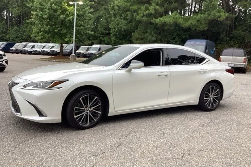 2023 Lexus ES 300h photo 1