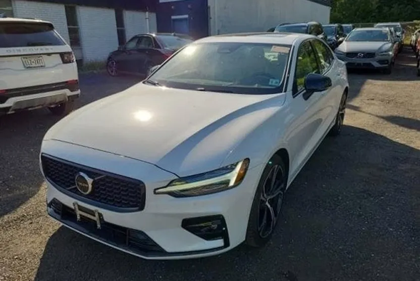 2024 Volvo S60 B5 AWD Plus photo 1