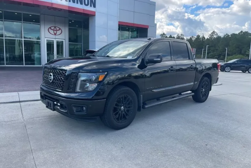 2018 Nissan Titan SV photo 1