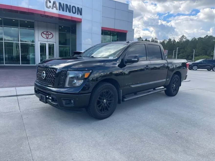2018 Nissan Titan SV photo 1