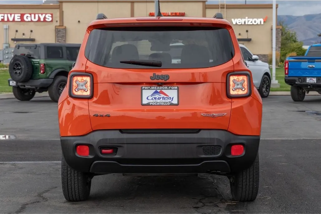 2016 Jeep Renegade Trailhawk photo 1