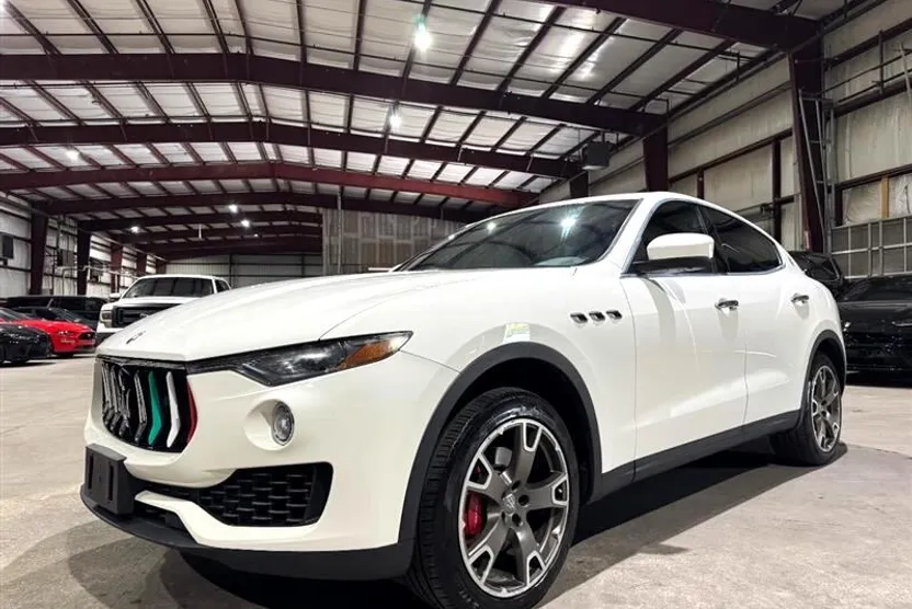 2017 Maserati Levante Base photo 1