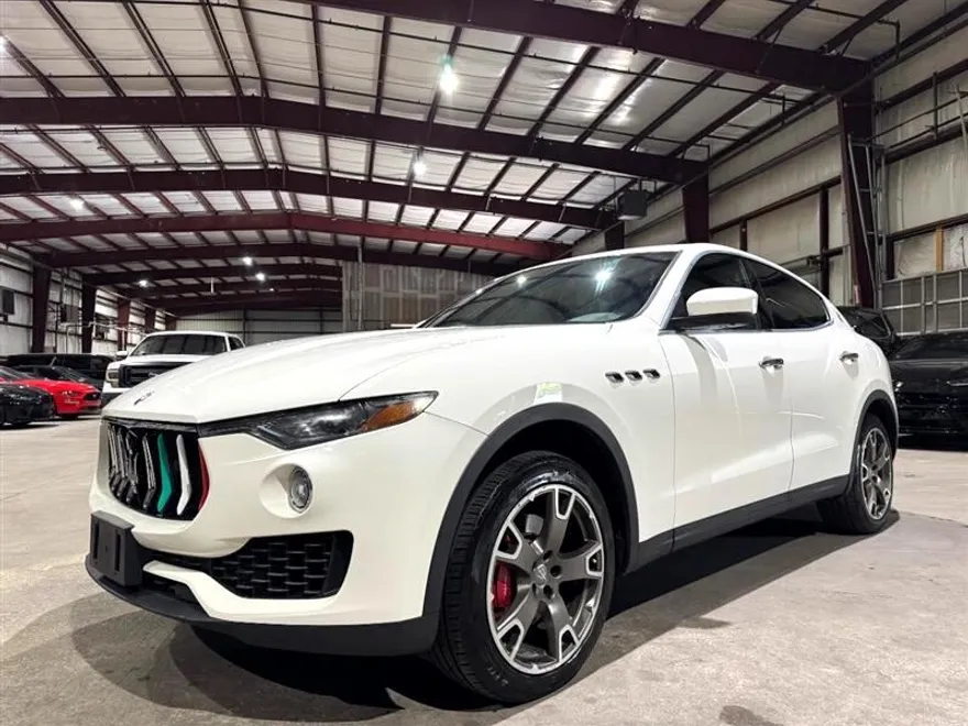 2017 Maserati Levante Base photo 1