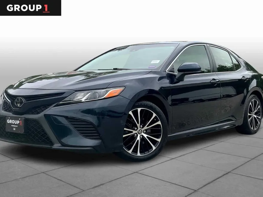 2018 Toyota Camry SE photo 1