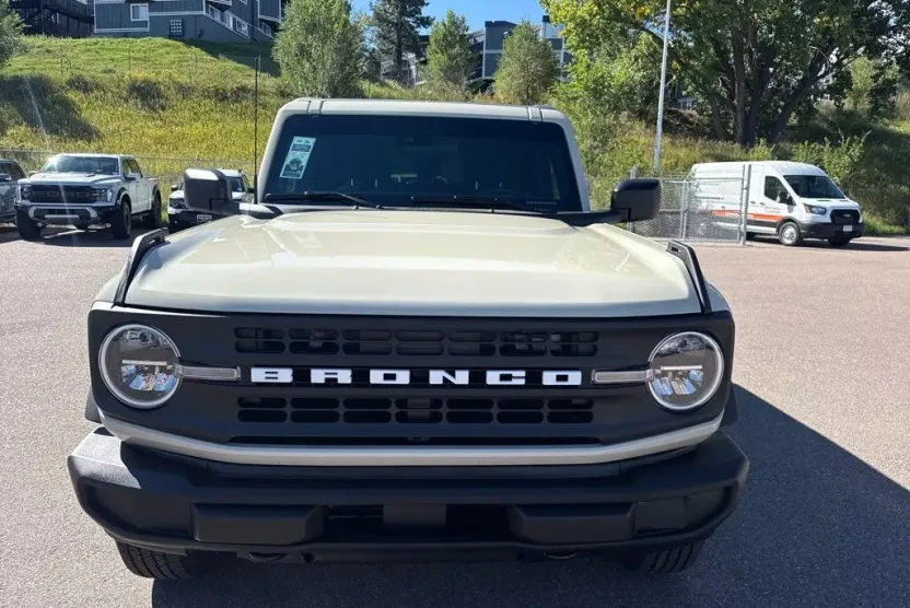 2025 Ford Bronco Base photo 1