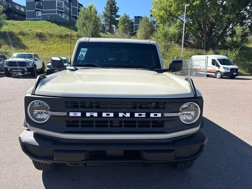 2025 Ford Bronco Base photo 1