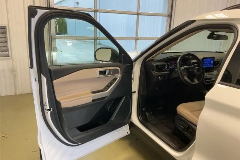 2023 Ford Explorer XLT photo 1