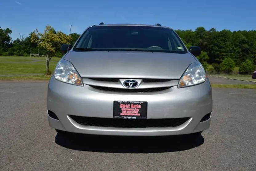 2008 Toyota Sienna LE photo 1