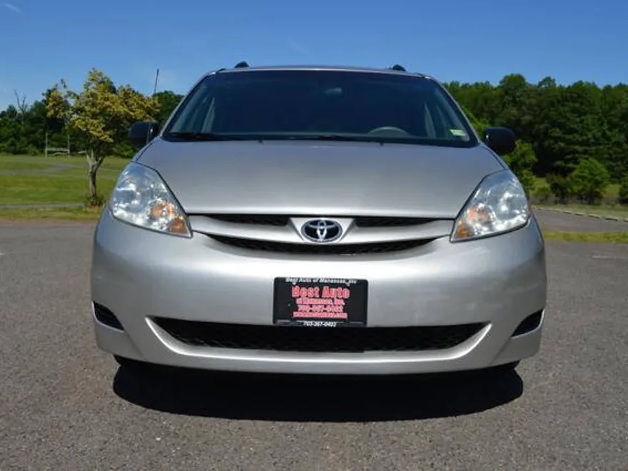 2008 Toyota Sienna LE photo 1