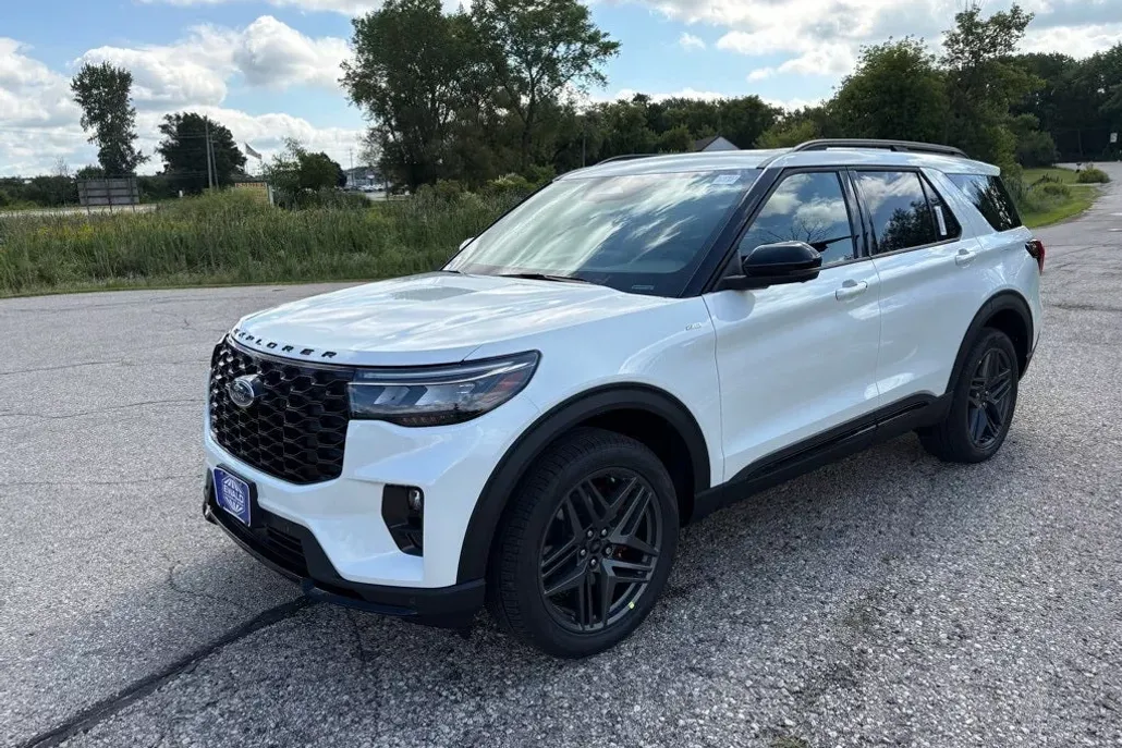 2025 Ford Explorer ST-Line photo 1